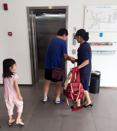 汉庭酒店工作人员从天津站接到了山东小朋友